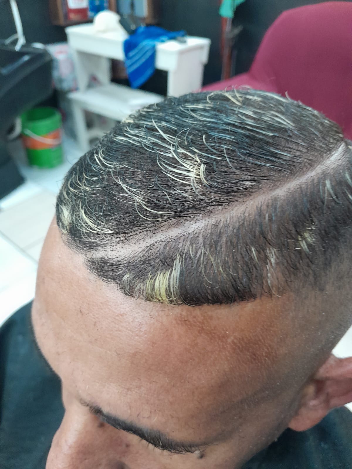 corte com mechas loiras e degradê lateral após coloração
