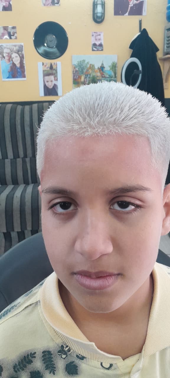 corte degradê com topo descolorido exibido pelo cliente