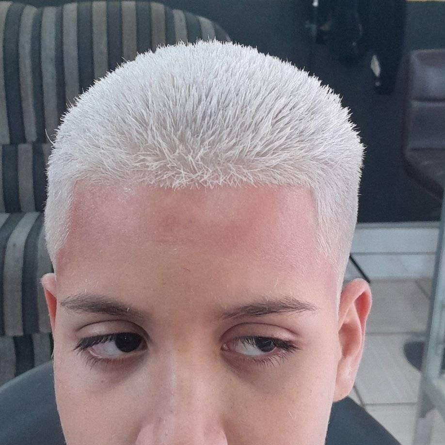 corte skin fade com topo platinado exibido pelo cliente